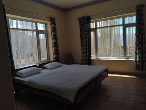 Desk, free WiFi - Donskit guest house  (Leh)