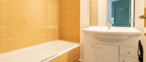 Apartment | Bathroom