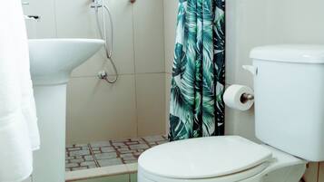 Dusche, Haartrockner, Handtücher, Toilettenpapier