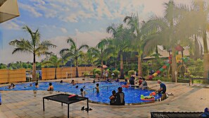 Pool - Viola Beacon Near Solapur Mumbai Hwy (Pune)