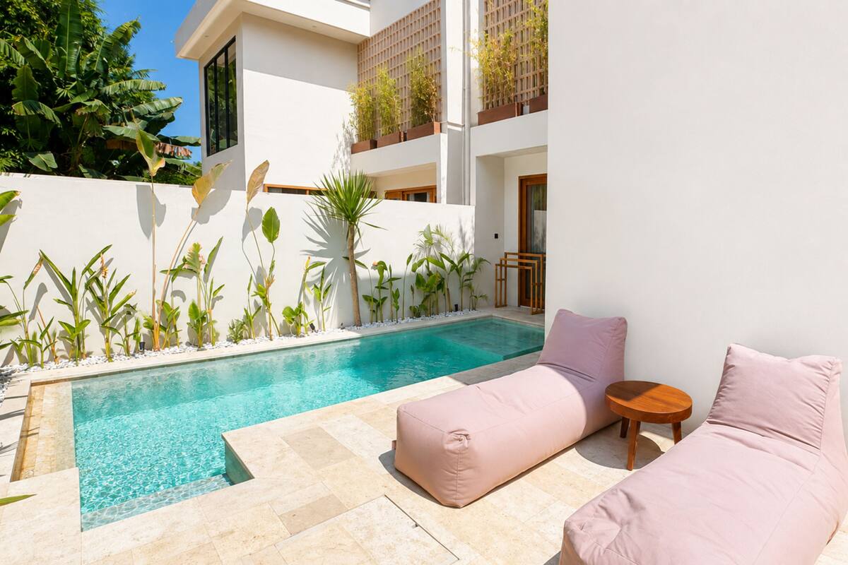 Deluxe-Villa, 2 Schlafzimmer, Poolblick | Wohnbereich | 52-Zoll-Smart-TV mit Digitalempfang, Netflix, Streaming-Dienste