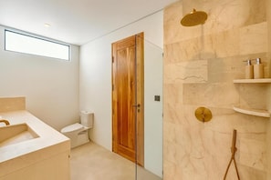 Douche, séchoir à cheveux, serviettes fournies, savon