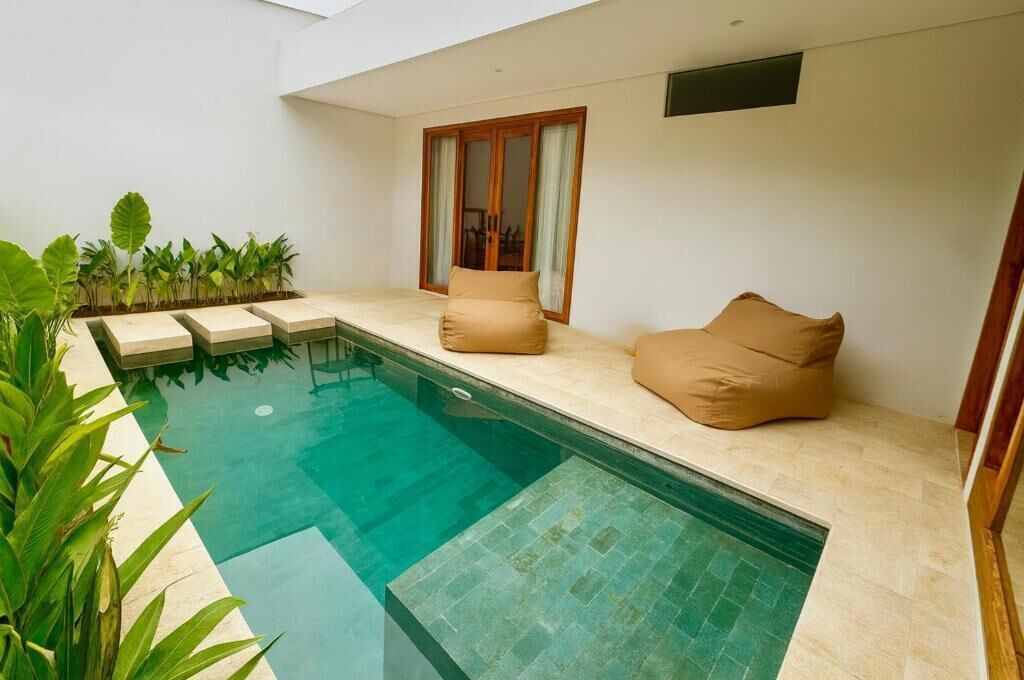Indoor pool, pool loungers