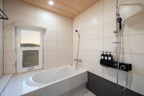 Haartrockner, Bidet, Handtücher, Seife