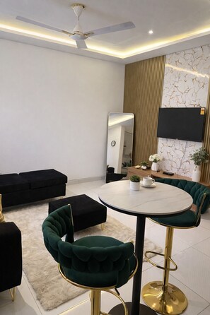 Dining - Cozy 1-bedroom apartment in wonderful Accra with AC (Accra)