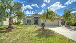 A residential house with a front yard, palm trees, and a garage. - Huge Pool, Near Beaches, IMG, UTC, Great Clubhouse (Bradenton)