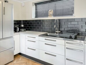 High chair - Lamp Post Cottage 3 - UK50955 (Bridlington)