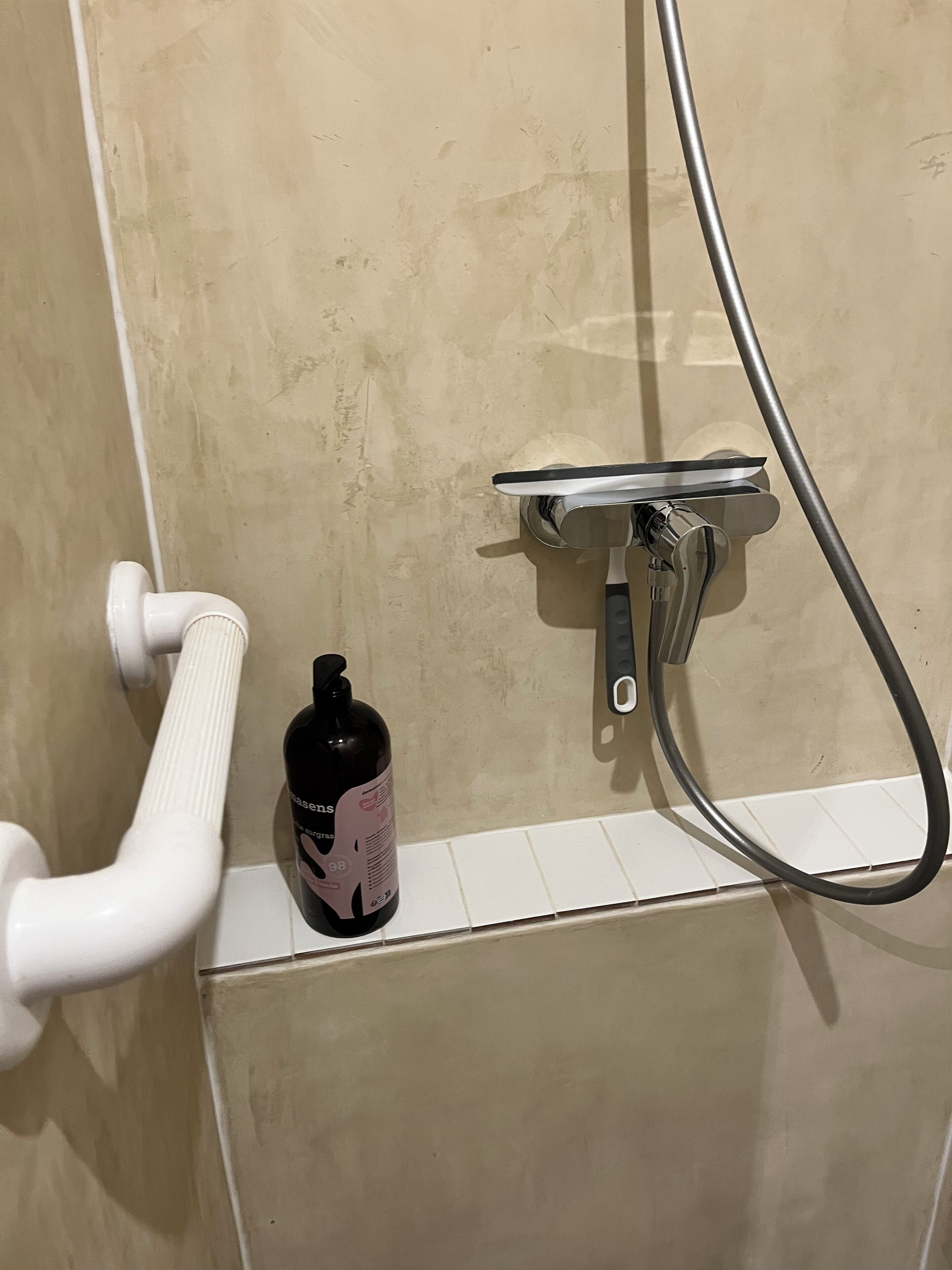 Douche, sèche-cheveux, serviettes fournies, savon