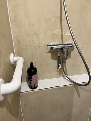 Douche, sèche-cheveux, serviettes fournies, savon