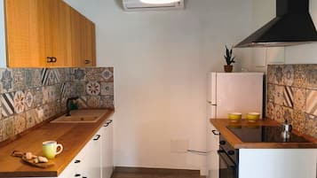 Deluxe Apartment, Garden View, Poolside | Private kitchen