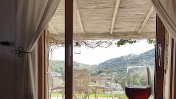 Deluxe Apartment, 2 Bedrooms, Garden View | Living area