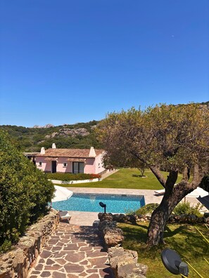 Outdoor pool, open 7:00 AM to 9:00 PM, pool loungers - Spartaco Eco Retreat (San Pantaleo)