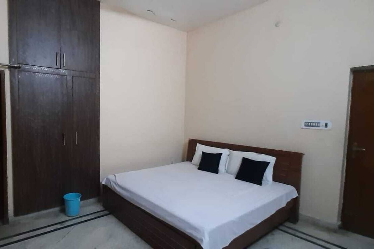 Un dormitorio con cama, armario y puerta.