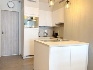 Apartment | Private kitchen - Cozy Coastal Apartment With Dual Terraces (Middelkerke)