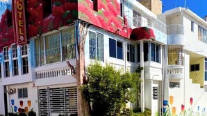 Un edificio con un letrero que dice 'Hotel Maria Bonita'.