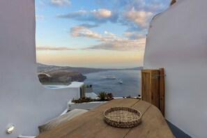 Outdoor dining - Pura Vida Cave House (Imerovigli, Santorini)