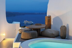 Outdoor spa tub - Pura Vida Cave House (Imerovigli, Santorini)