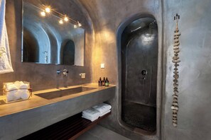 Shower, hair dryer, towels - Pura Vida Villa - Santorini (Santorini)