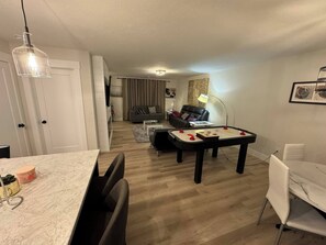 TV, fireplace - Airport Urban Oasis 4BR Family Retreat Home (Dieppe)