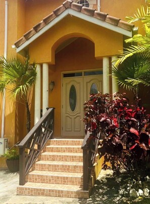 Exterior detail - Cazuria - by ZenBreak (Bridgecot Terrace)