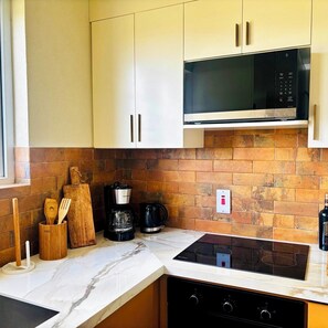 Fridge, microwave, oven, stovetop - Cazuria - by ZenBreak (Bridgecot Terrace)