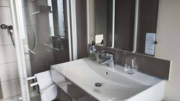 Standard Double Room | Bathroom