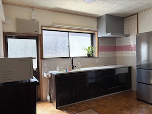 Fridge, microwave, cookware/dishes/utensils - Island Inn NEST Villa Hiratas House 1 minute wa / Onomichi City Hiroshima (Onomichi City)