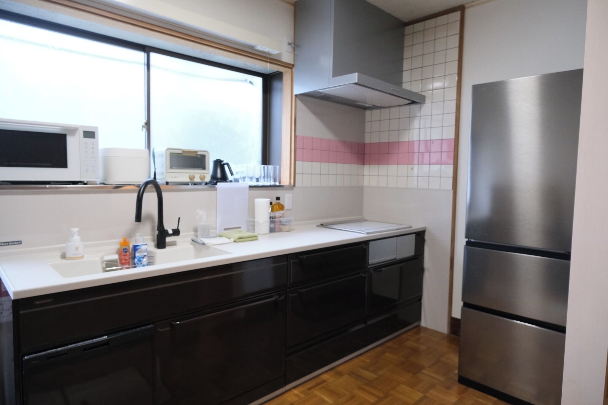Refrigerador, microondas y utensilios de cocina 