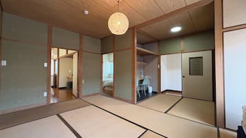 3 bedrooms, desk, free WiFi, bed sheets