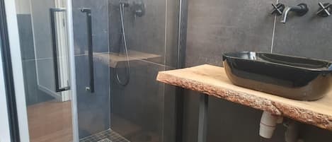 Dusche, Haartrockner, Handtücher, Toilettenpapier