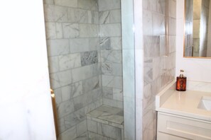 Shower, hair dryer, towels, soap - Modern & Comfortable Stay Minutes from Downtown Dallas, Rodeo & Fair Park (Mesquite)