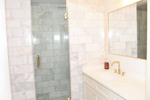 Shower, hair dryer, towels, soap - Modern & Comfortable Stay Minutes from Downtown Dallas, Rodeo & Fair Park (Mesquite)