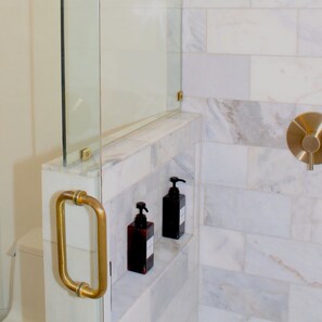 Shower, hair dryer, towels, soap - Modern & Comfortable Stay Minutes from Downtown Dallas, Rodeo & Fair Park (Mesquite)