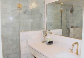 Shower, hair dryer, towels, soap - Modern & Comfortable Stay Minutes from Downtown Dallas, Rodeo & Fair Park (Mesquite)