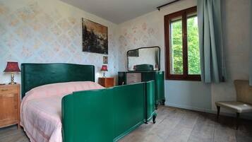 4 bedrooms, iron/ironing board, travel cot, free WiFi