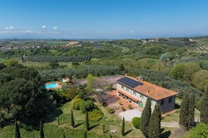 A house with a swimming pool, solar panels, and a view of the countryside. - Il Leccio, Vinci by Geco Vacation Rentals (Vinci)