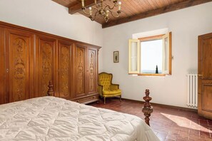 6 bedrooms, iron/ironing board, travel cot, free WiFi - Il Leccio, Vinci, Private Pool and Tennis (Vinci)