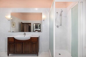 Douche, sèche-cheveux, bidet