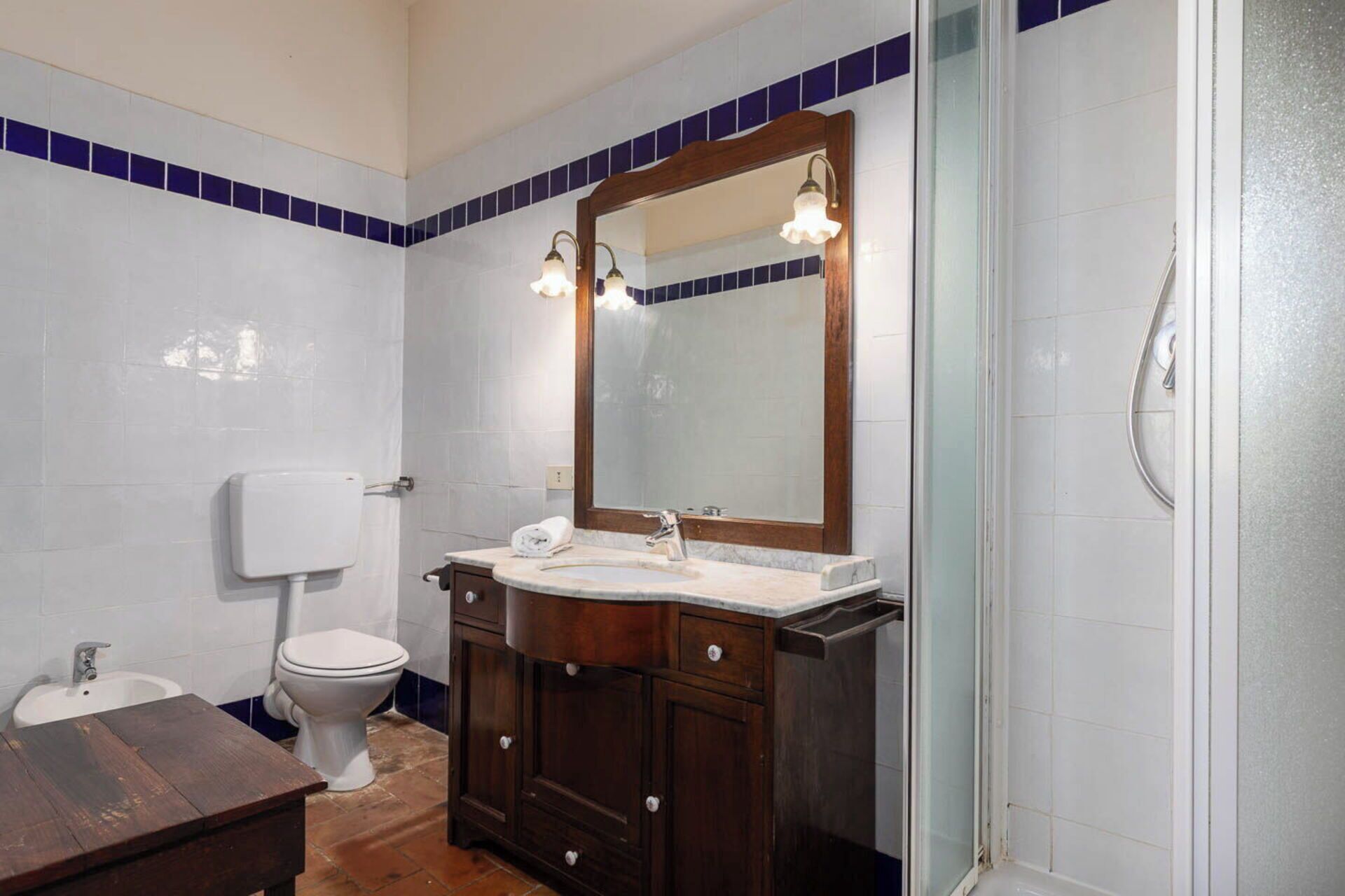 Un baño con inodoro, lavabo y espejo.