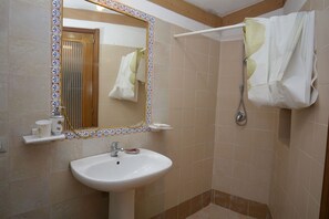 Regadera, secadora de cabello, bidet 