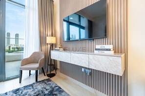 TV - Cozy Modern Studio Just A Quick Drive from Meydan Racecourse, Azizi Riviera 20 (Dubai)