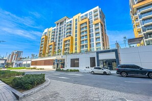 Exterior - Cozy Modern Studio Just A Quick Drive from Meydan Racecourse, Azizi Riviera 20 (Dubai)
