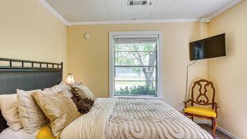 1 bedroom, desk, iron/ironing board, Internet