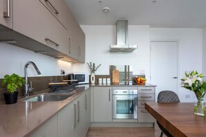 Fridge, microwave, oven, stovetop - 2-Bedroom Bermondsey Apartment (London)