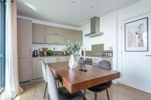 Dining - 2-Bedroom Bermondsey Apartment (London)