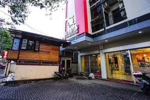 Exterior - Stylish Delux Twin Stay with Free WiFi and Parking (Manado)