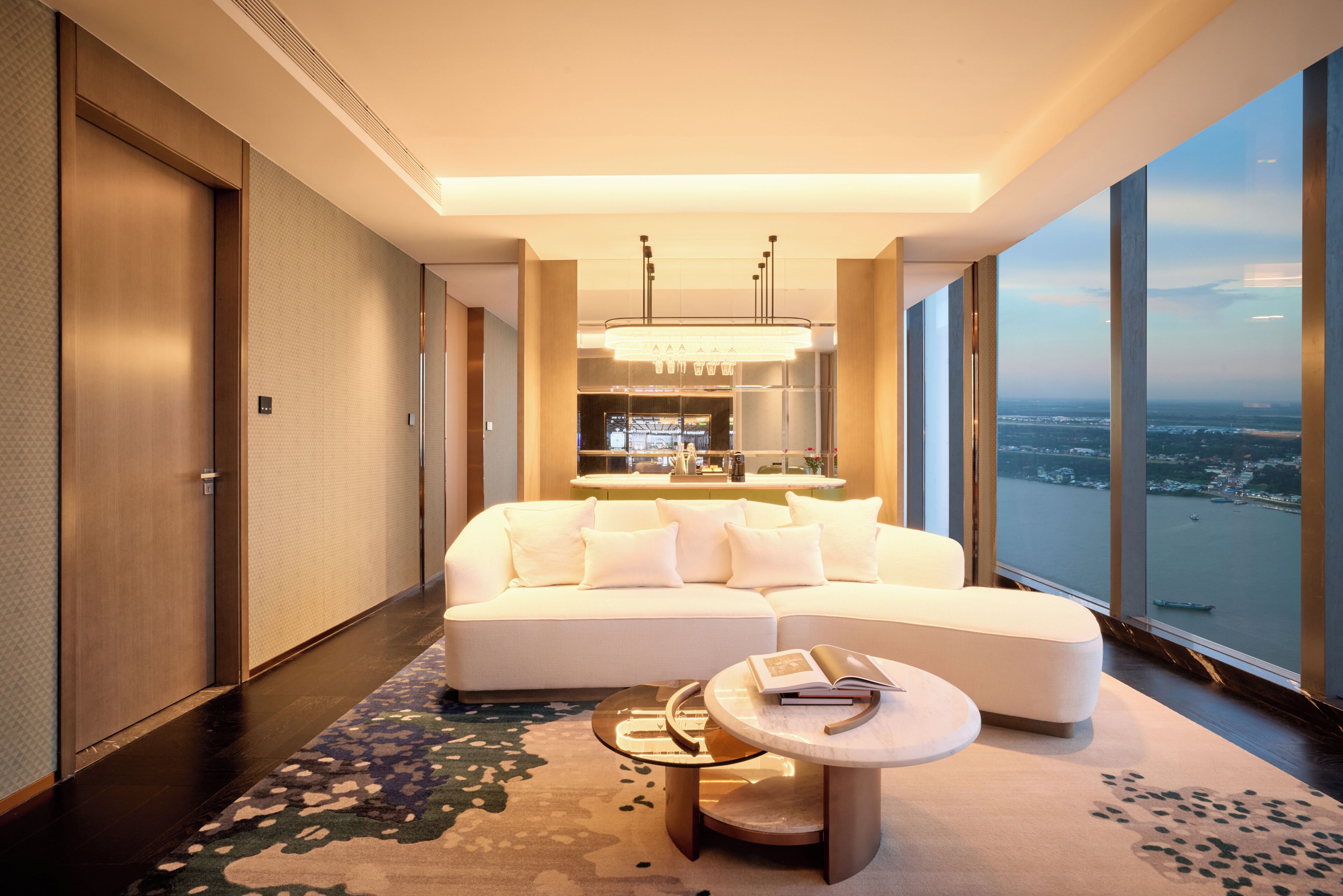 Suite, pemandangan sungai (Skyline) | Seprai premium, minibar gratis, brankas, dan meja kerja