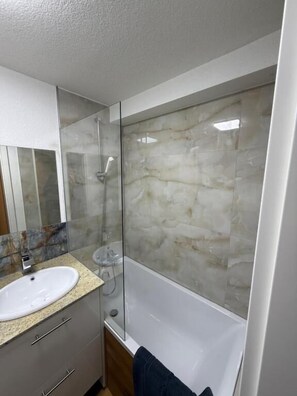 Double Room, City View | Bathroom