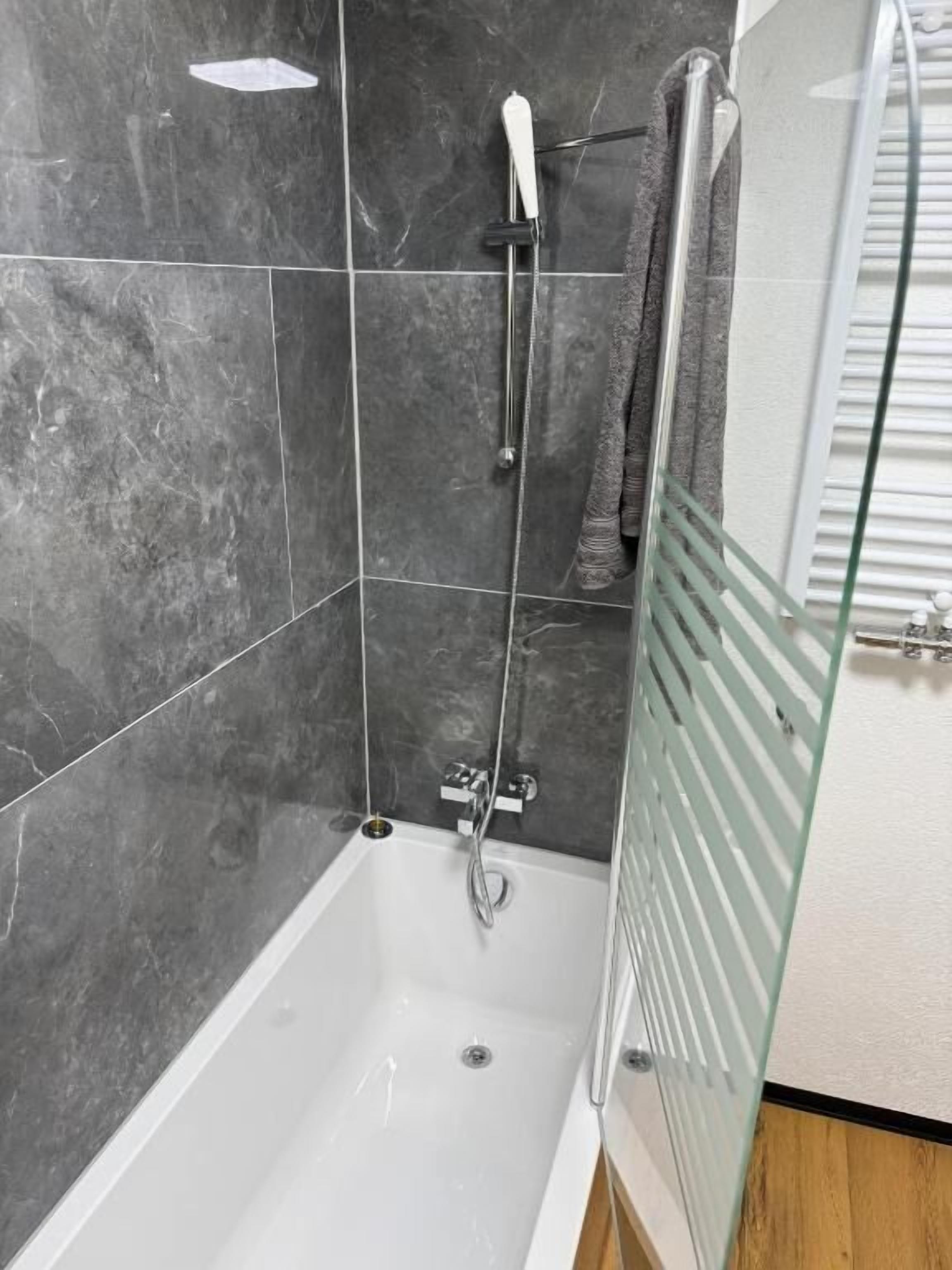 Familienapartment, Balkon, Gartenblick | Badezimmer