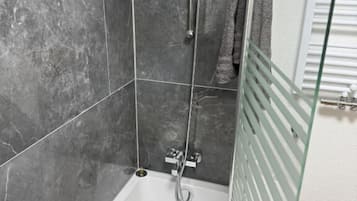 Familienapartment, Balkon, Gartenblick | Badezimmer